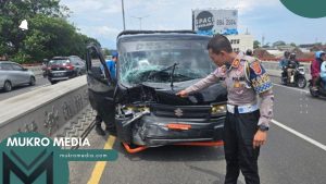 Pikap Hantam Honda Brio di Flyover Mochtar Kusumaatmadja Bandung, Dua Orang Terluka